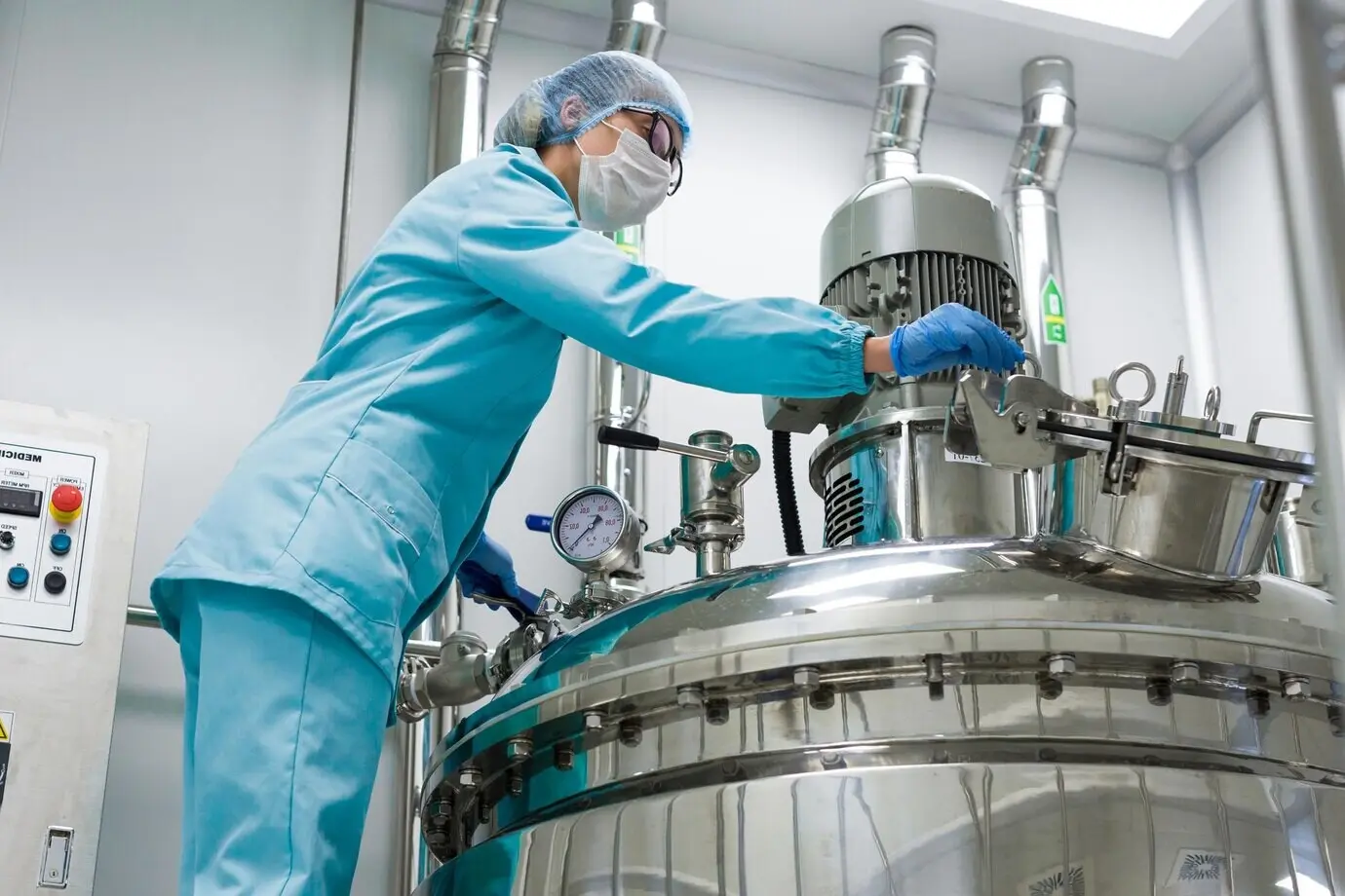 Учёные работают с большим резервуаром в лаборатории.