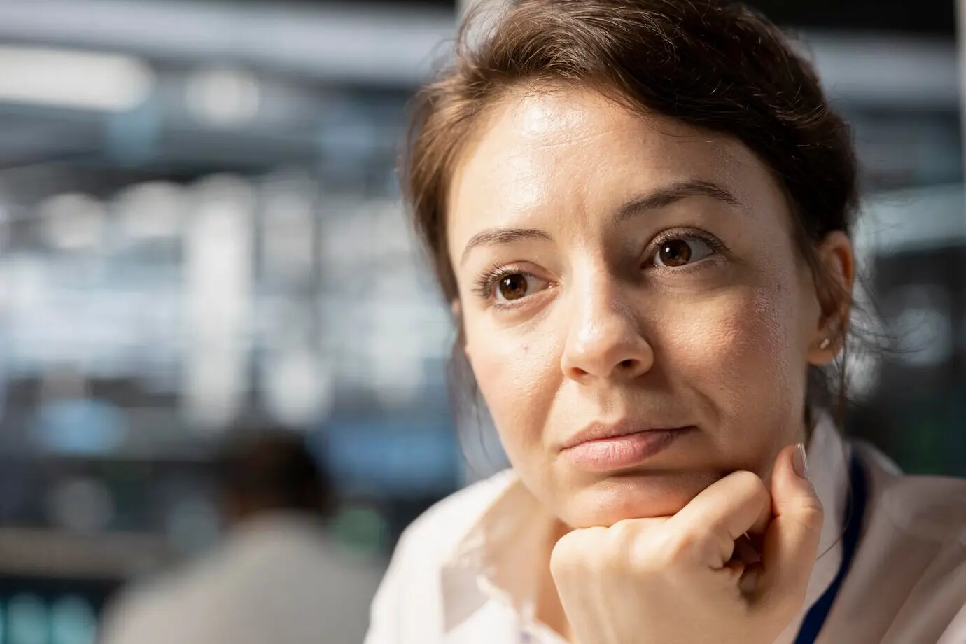 Крупный план специалиста по компьютерным наукам за работой в дата-центре.