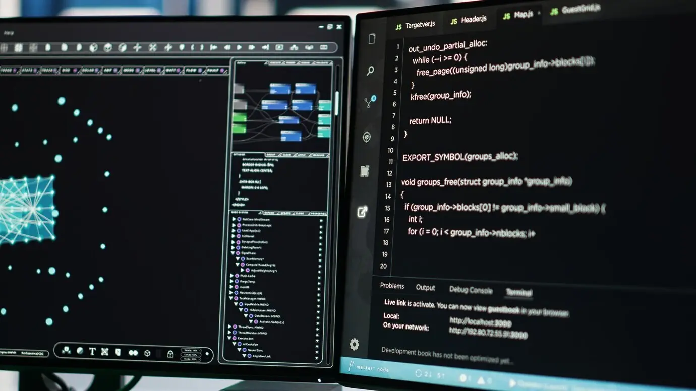 Крупный план компьютерных систем дата-центра, управляющих сетевыми ресурсами.