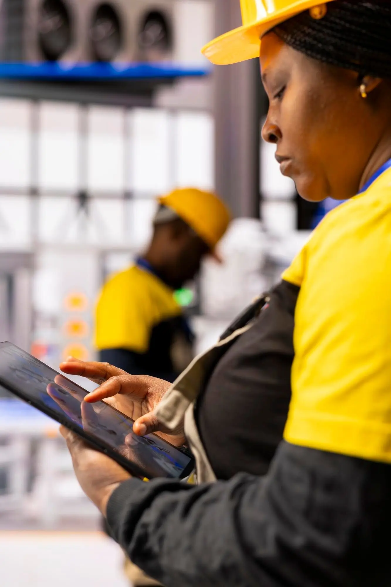 Инженер умной фабрики, разрабатывающий автоматизированное оборудование